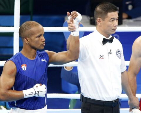 El welter cubano Roniel Iglesias (izq) tras una victoria en los Juegos Olímpicos de Río de Janeiro 2016. Foto: Roberto Morejón / Jit / Archivo.