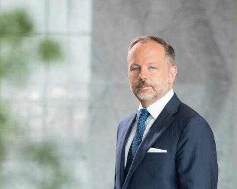 Reeligen al empresario Gaetan Bucher como presidente de la Cámara Suiza