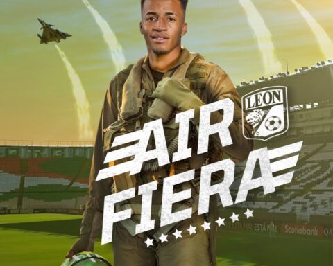 Byron Castillo signs for Leon