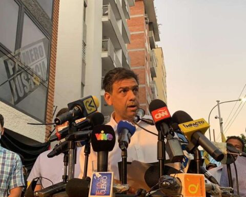 Carlos Ocariz proposed eliminating indefinite reelection and reducing the presidential term