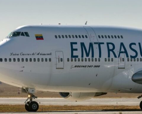 Cartes moved cigarettes between his signatures with a mysterious plane