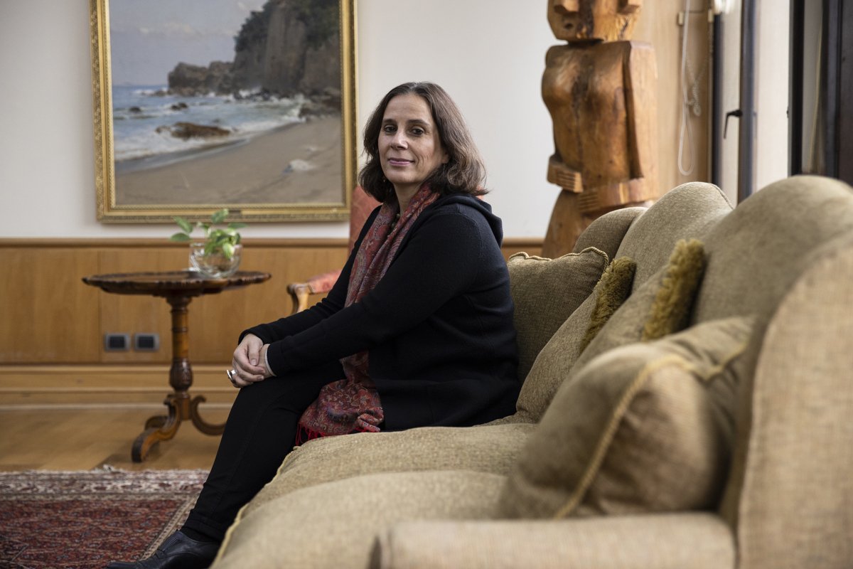 La ministra de Relaciones Exteriores de Chile, Antonia Urrejola, posa durante una entrevista con Efe el 3 de junio de 2022 en la sede del Ministerio, en el centro de Santiago. Foto: Alberto Valdés/Efe.