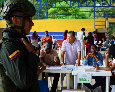 Colombians go to the polls to elect their new president in the second round