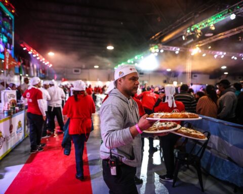 Cientos de maestros pizzeros participan en la segunda edición del Campeonato Panamericano de la Pizza, un evento que se extendió hasta el miércoles para elegir a la mejor pizza del continente, en Buenos Aires. Foto: Juan Ignacio Roncoroni/Efe.