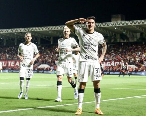 Corinthians victory puts them on the heels of Palmeiras