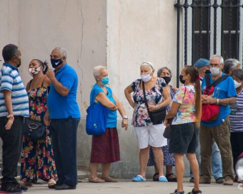 Personas, sobre todo de la tercera edad, en una cola en La Habana, el martes 31 de mayo de 2022, tras la eliminación del uso obligatorio de la mascarilla por las autoridades cubanas. Foto: Otmaro Rodríguez.