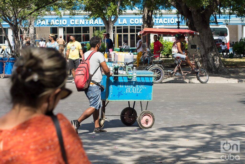 Personas en La Habana, el martes 17 de mayo de 2022, un día después de los anuncios de la Administración Biden sobre cambios en la política hacia Cuba. Foto: Otmaro Rodríguez.