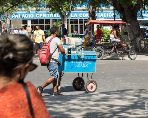 Personas en La Habana, el martes 17 de mayo de 2022, un día después de los anuncios de la Administración Biden sobre cambios en la política hacia Cuba. Foto: Otmaro Rodríguez.