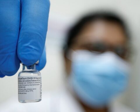 Imagen de archivo de una sanitaria que enseña una vacuna contra la covid en Dubai. Foto: ALI HAIDER/EFE/EPA.