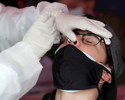 Un trabajador sanitario toma una muestra para una prueba de PCR, para el diagnóstico de un posible contagio con el coronavirus SARS-CoV-2. Foto: Carlos Ortega / EFE / Archivo.