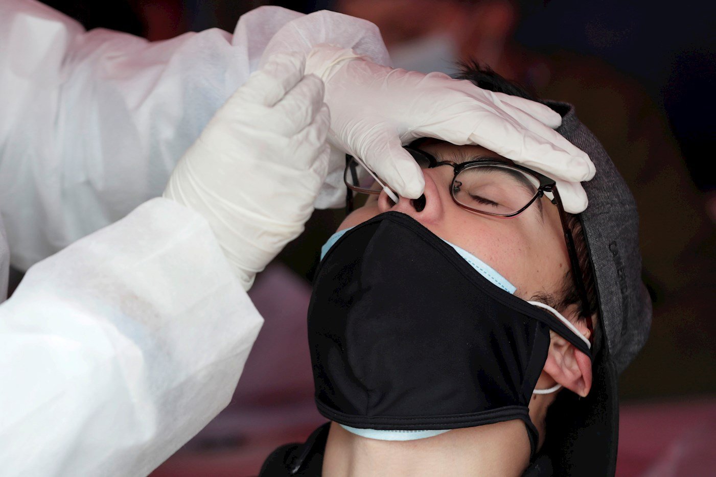 Un trabajador sanitario toma una muestra para una prueba de PCR, para el diagnóstico de un posible contagio con el coronavirus SARS-CoV-2. Foto: Carlos Ortega / EFE / Archivo.