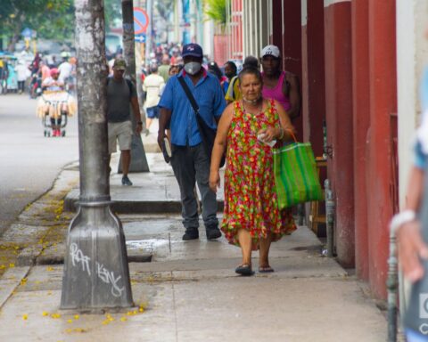 Personas sin y con nasobuco en La Habana, el martes 31 de mayo de 2022, tras la eliminación del uso obligatorio de la mascarilla por las autoridades cubanas. Foto: Otmaro Rodríguez.