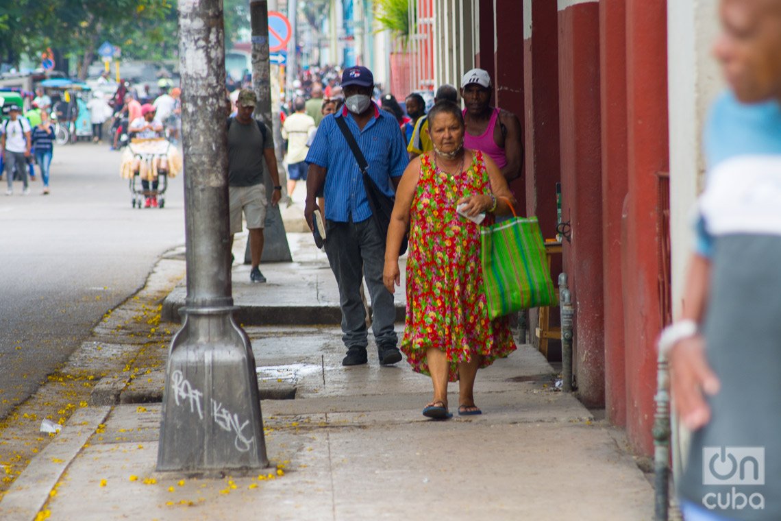 Personas sin y con nasobuco en La Habana, el martes 31 de mayo de 2022, tras la eliminación del uso obligatorio de la mascarilla por las autoridades cubanas. Foto: Otmaro Rodríguez.