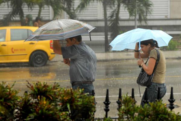 La mayoría de las provincias que identificaron casos de COVID-19, en esta jornada lluviosa para buena parte del territorio nacional, no superaron los dos casos. Foto: Marcelino Vazquez Hernandez/ACN/Archivo.