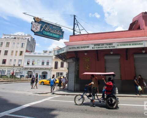 Restaurante-Bar Floridita, al inicio de la calle de Obispo, en La Habana. Foto: Otmaro Rodríguez.