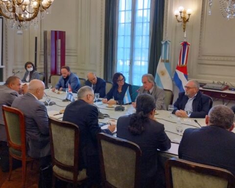 Autoridades de Cuba y Argentina se intercambiaron en Buenos Aires sobre la cooperación para el desarrollo Agrícola entre ambos países. Foto: cancilleria.gob.ar