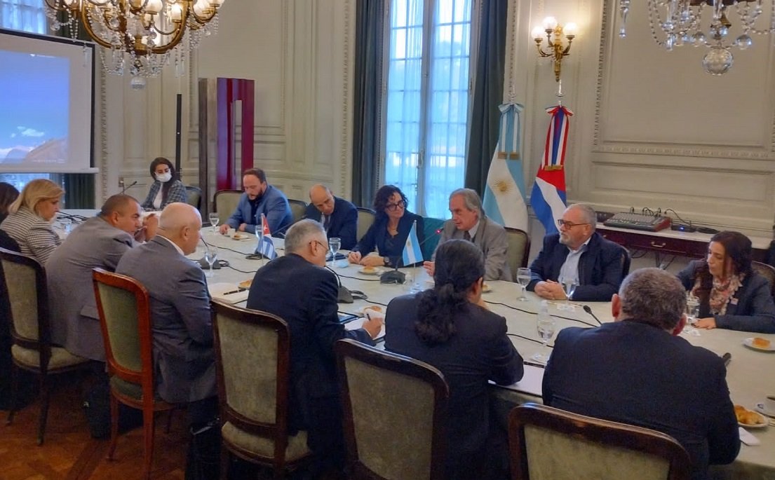 Autoridades de Cuba y Argentina se intercambiaron en Buenos Aires sobre la cooperación para el desarrollo Agrícola entre ambos países. Foto: cancilleria.gob.ar