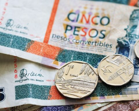 Monedas y billetes de pesos cubanos convertibles (CUC). Foto: viajejet.com