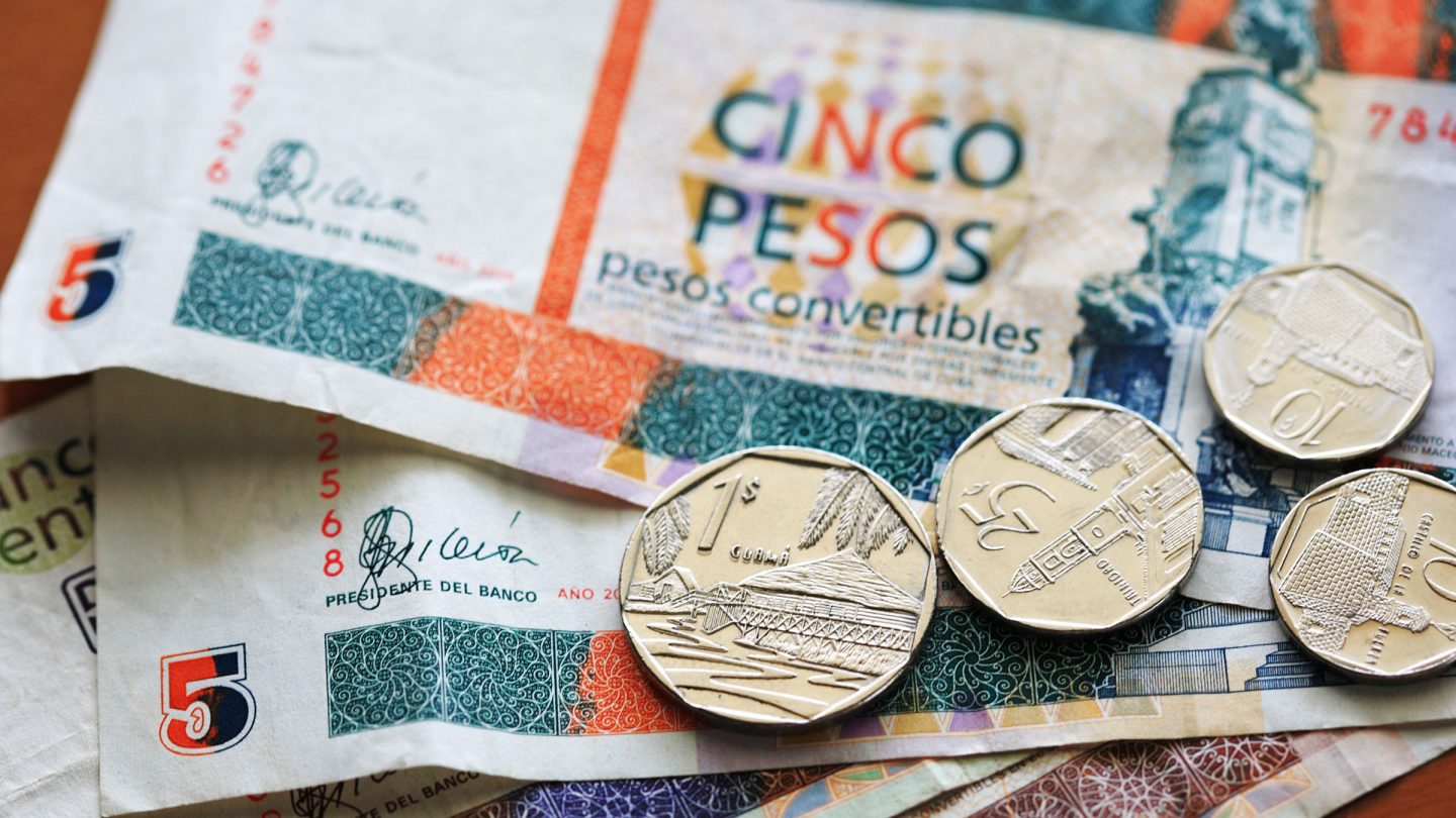 Monedas y billetes de pesos cubanos convertibles (CUC). Foto: viajejet.com