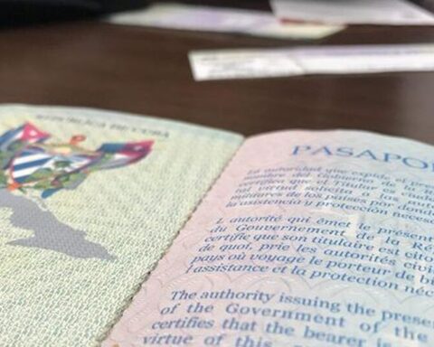 Cuba extends again "until new notice" the expired passport for residents abroad