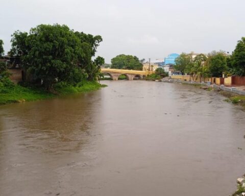 Aumento de las aguas del río Yayabo, en la ciudad de Sancti Spíritus, tras las lluvias de las más recientes jornadas en Cuba. Foto: Yoan Pérez / Escambray.