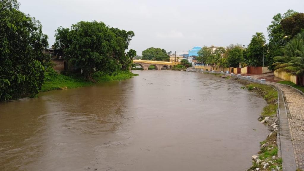 Aumento de las aguas del río Yayabo, en la ciudad de Sancti Spíritus, tras las lluvias de las más recientes jornadas en Cuba. Foto: Yoan Pérez / Escambray.