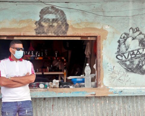 Un vendedor de artículos de plomería en La Habana (Cuba). Foto: Ernesto Mastrascusa / EFE / Archivo.