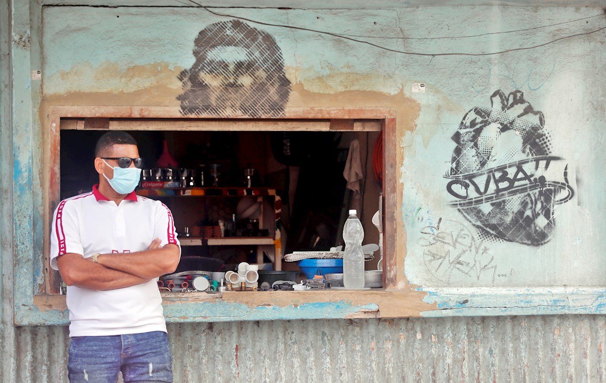 Un vendedor de artículos de plomería en La Habana (Cuba). Foto: Ernesto Mastrascusa / EFE / Archivo.