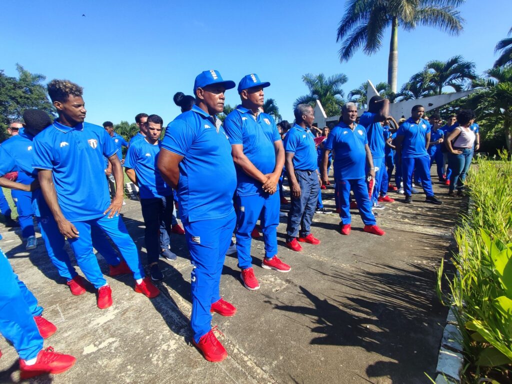 Parte de la delegación cubana a los Juegos del Caribe, durante el abanderamiento. Foto: Jit.