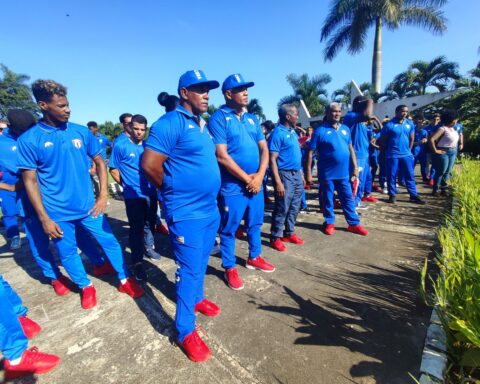 Parte de la delegación cubana a los Juegos del Caribe, durante el abanderamiento. Foto: Jit.