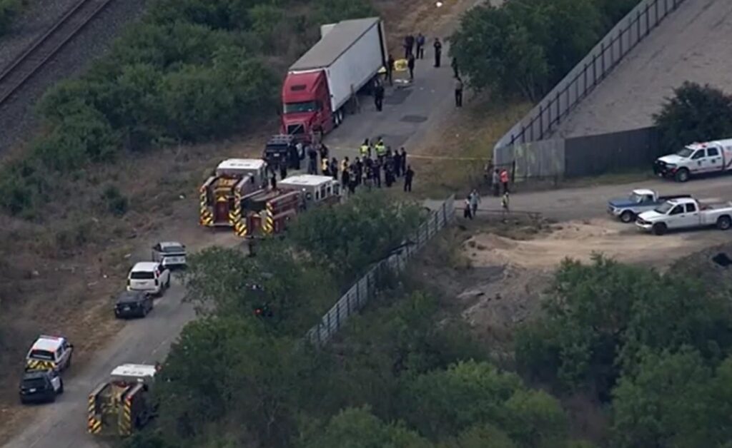 Efectivos de la policía y paramédicos alrededor de un camión en el que fueron hallados decenas de migrantes hacinados, muchos de ellos ya fallecidos, en las afueras de San Antonio, Texas. Foto: Captura de video / gray-kltvsp-prod.cdn.arcpublishing.com