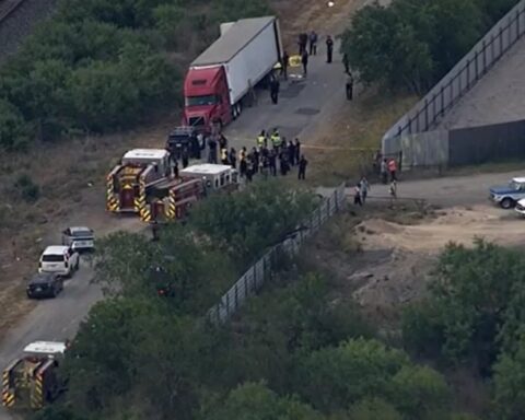 Efectivos de la policía y paramédicos alrededor de un camión en el que fueron hallados decenas de migrantes hacinados, muchos de ellos ya fallecidos, en las afueras de San Antonio, Texas. Foto: Captura de video / gray-kltvsp-prod.cdn.arcpublishing.com