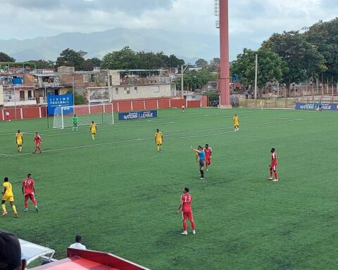 Momento del partido de fútbol entre Cuba y Barbados, celebrado en Santiago de Cuba y ganado por los cubanos 3x0. Foto: Fútbolxdentro / Facebook.