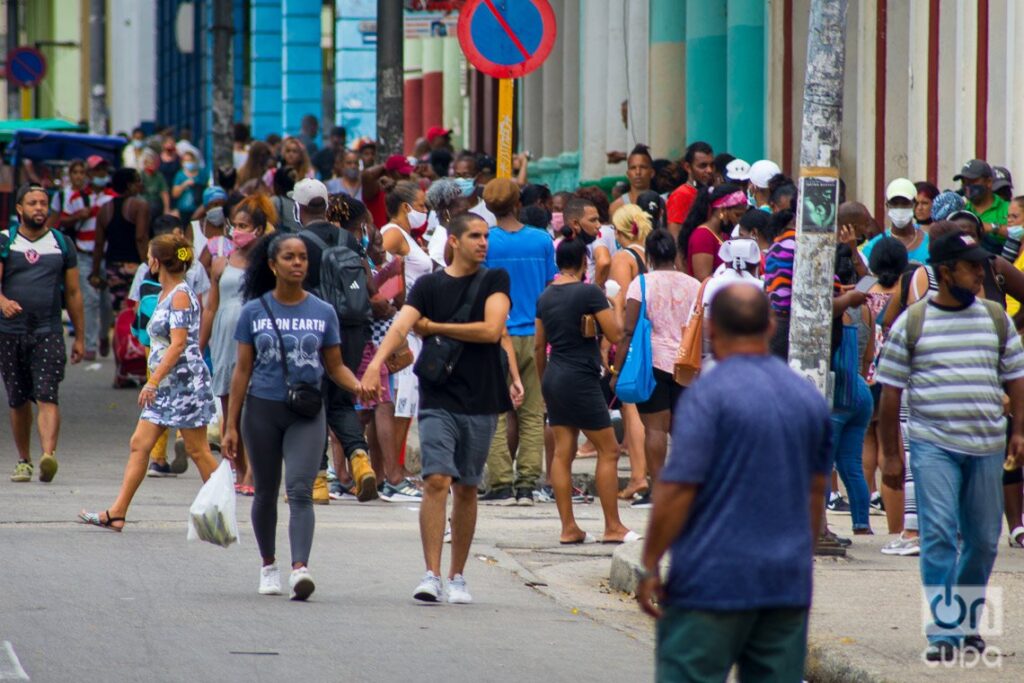 Personas sin y con nasobuco en La Habana, el martes 31 de mayo de 2022, tras la eliminación del uso obligatorio de la mascarilla por las autoridades cubanas. Foto: Otmaro Rodríguez.