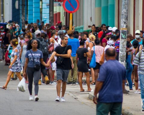 Personas sin y con nasobuco en La Habana, el martes 31 de mayo de 2022, tras la eliminación del uso obligatorio de la mascarilla por las autoridades cubanas. Foto: Otmaro Rodríguez.