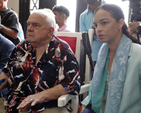 La directora del Ballet Nacional de Cuba (BNC), Viengsay Valdés (d) y el coreógrafo inglés Ben Stevenson (i), O.B.E. (Oficial del Imperio Británico), participan en los ensayos de la próxima temporada del BN,C tributo al coreógrafo inglés Ben Stevenson y que además conmemorará los 120 años de relaciones diplomáticas entre el Reino Unido y Cuba hoy, en La Habana. Foto: Ernesto Mastrascusa/Efe.