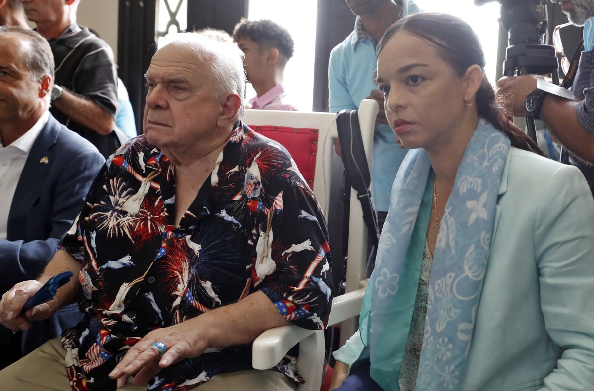 La directora del Ballet Nacional de Cuba (BNC), Viengsay Valdés (d) y el coreógrafo inglés Ben Stevenson (i), O.B.E. (Oficial del Imperio Británico), participan en los ensayos de la próxima temporada del BN,C tributo al coreógrafo inglés Ben Stevenson y que además conmemorará los 120 años de relaciones diplomáticas entre el Reino Unido y Cuba hoy, en La Habana. Foto: Ernesto Mastrascusa/Efe.