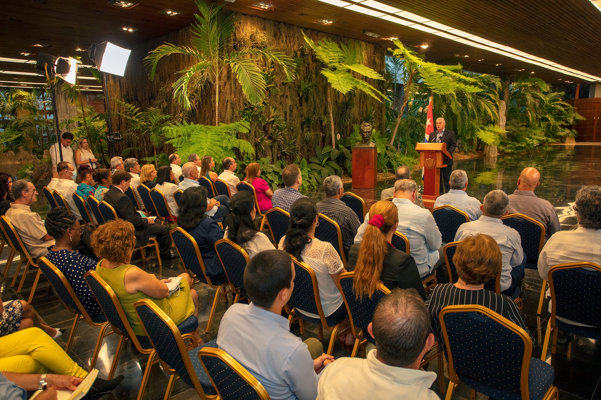 La intervención de Díaz-Canel sucedió durante un encuentro con representantes de la sociedad civil impedidos de viajar para participar en los eventos paralelos de la Cumbre. Foto: twitter.com/PresidenciaCuba.