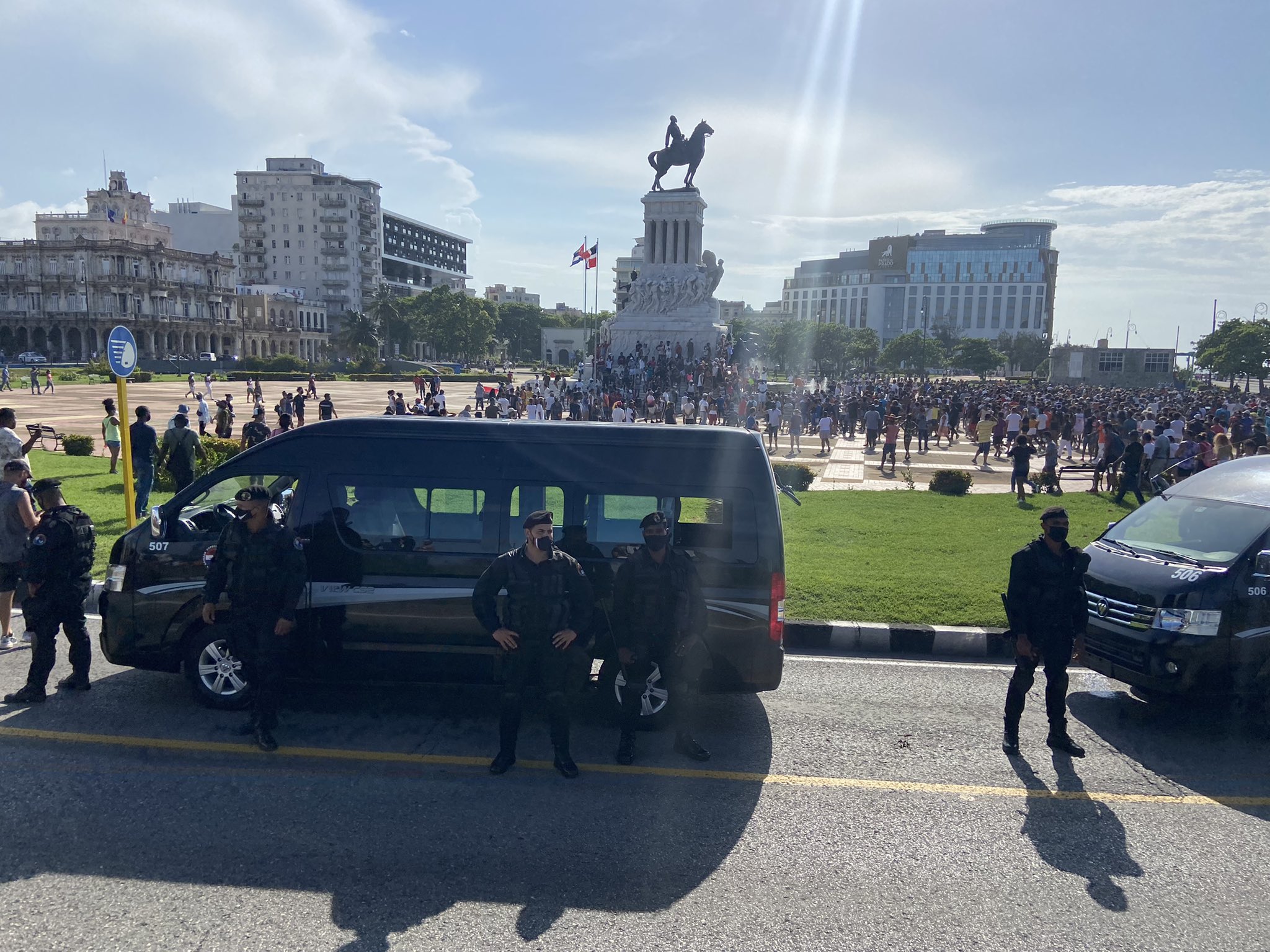 En la imagen, escenas de las protestas del 11 de julio de 2021 en La Habana. Foto: @reuterssarah / Twitter / Archivo.