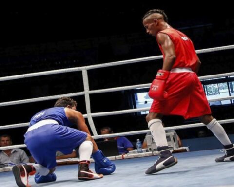 El boxeador cubano Billy Rodríguez (de pie). Foto: medium.com / Archivo.