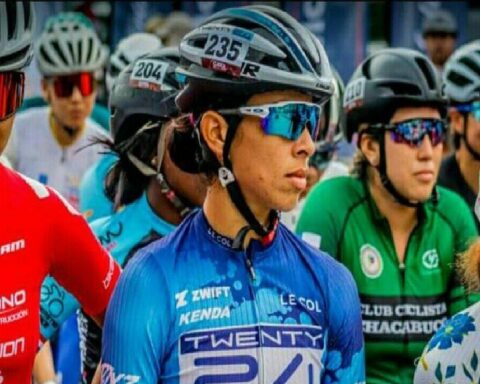 La ciclista cubana Marlies Mejías (al centro), ganadora del Mount Pleasant Momentum, en Estados Unidos, como parte del club Twenty24. Foto: aginformacion.tv