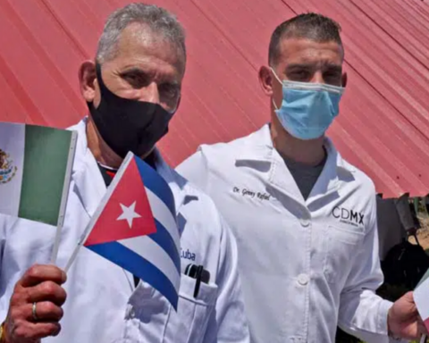 Cuban doctors arrive in Mexico without waiting for a court decision on their hiring