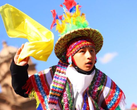 Cusco Festivities: primary school students waste energy in dance contest (PHOTOS)