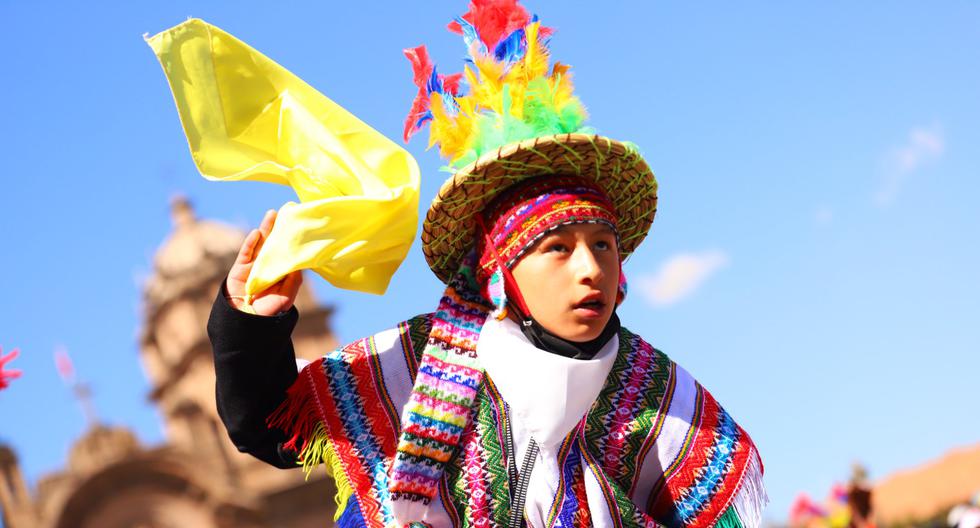Cusco Festivities: primary school students waste energy in dance contest (PHOTOS)