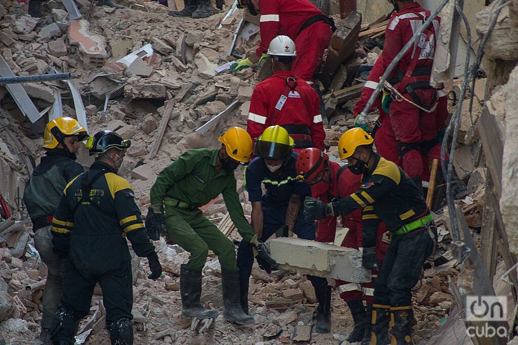 Labores en la zona del hotel Saratoga, en La Habana, a varios días de la explosión ocurrida en el lugar. Foto: Otmaro Rodríguez.