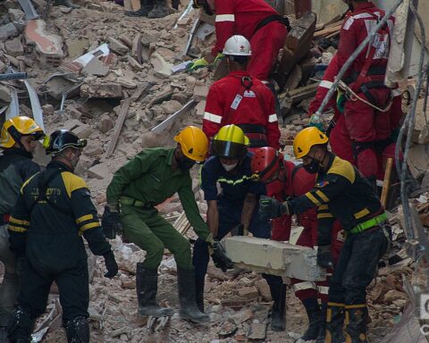 Labores en la zona del hotel Saratoga, en La Habana, a varios días de la explosión ocurrida en el lugar. Foto: Otmaro Rodríguez.