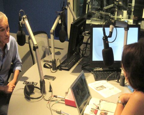 El periodista de Univisión, Jorge Ramos, es entrevistado en los estudios de Radio Mambí.  Foto: WQBI