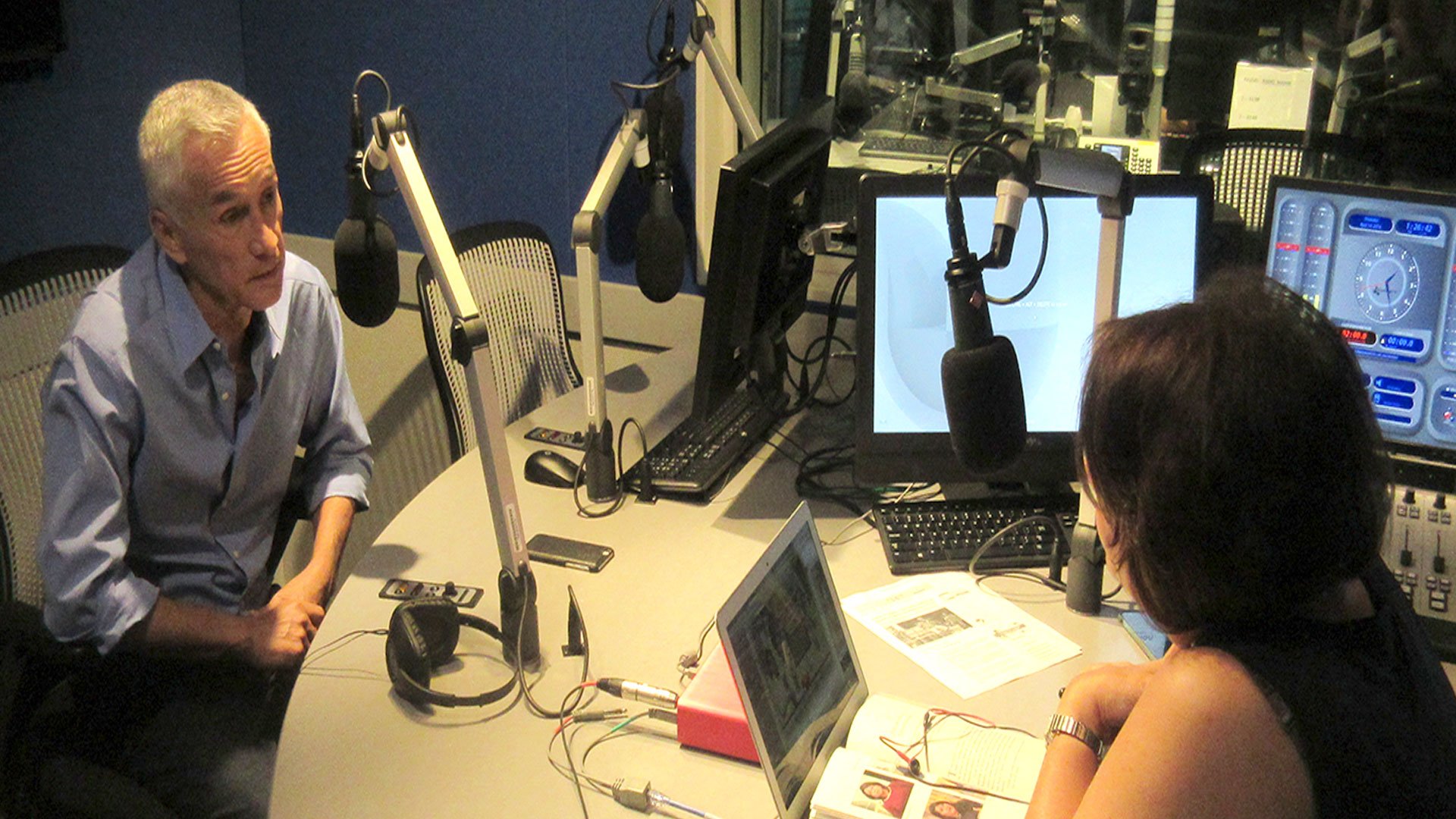 El periodista de Univisión, Jorge Ramos, es entrevistado en los estudios de Radio Mambí.  Foto: WQBI