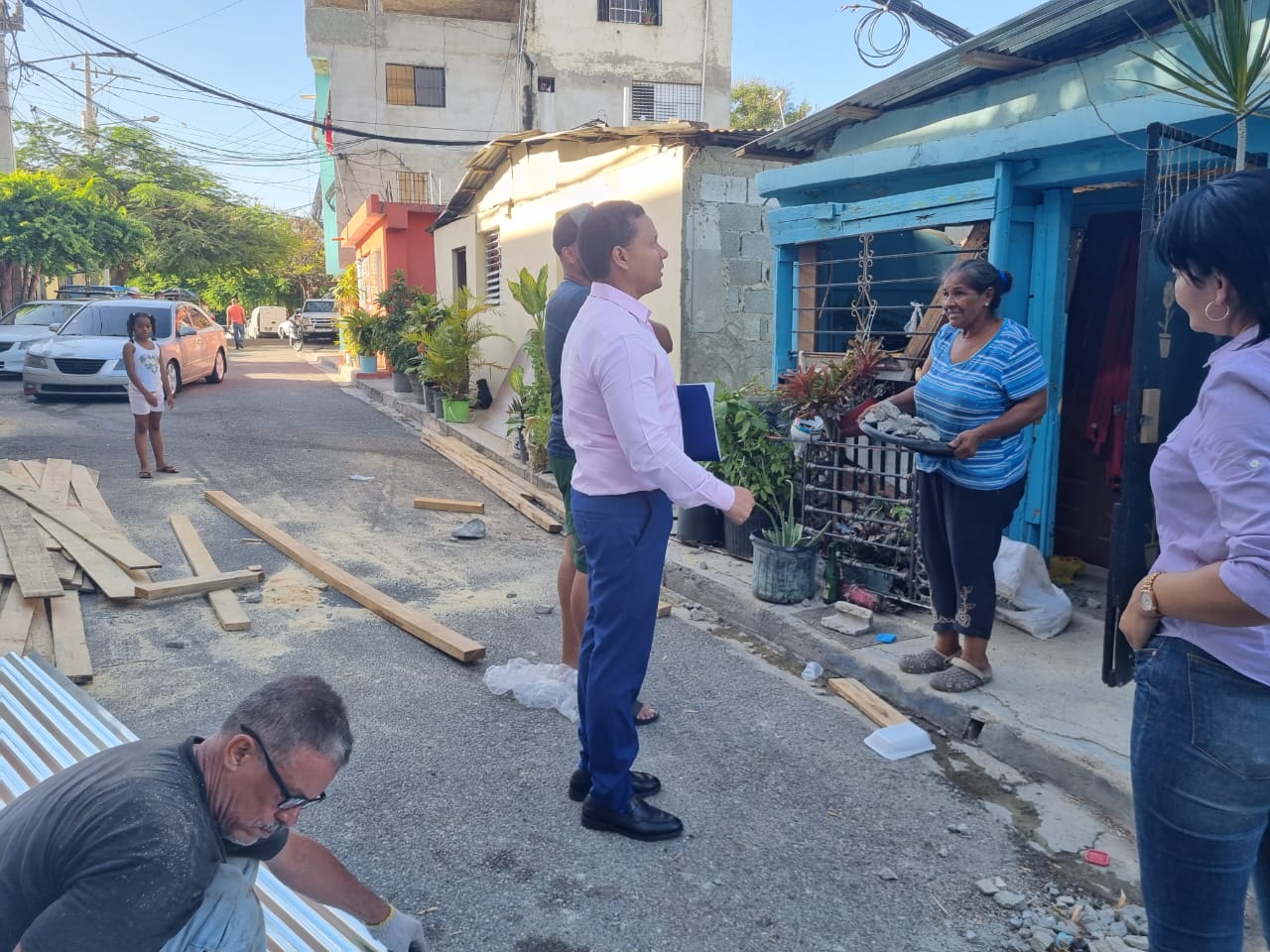Diputado Elías Matos supervisa reparación de viviendas