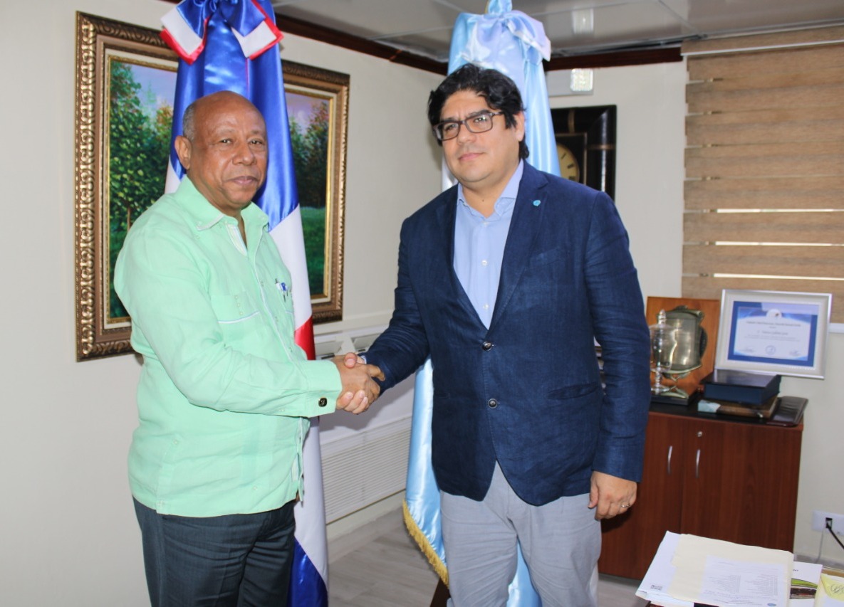 Director IAD receives a visit from the FAO representative in the DR